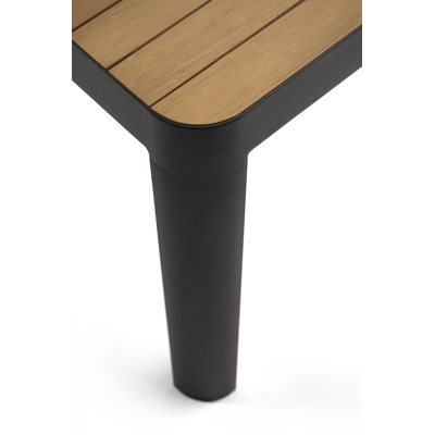 Salon de jardin d'angle Ellara en aluminium noir et polywood avec coussin en gris polyester et table basse