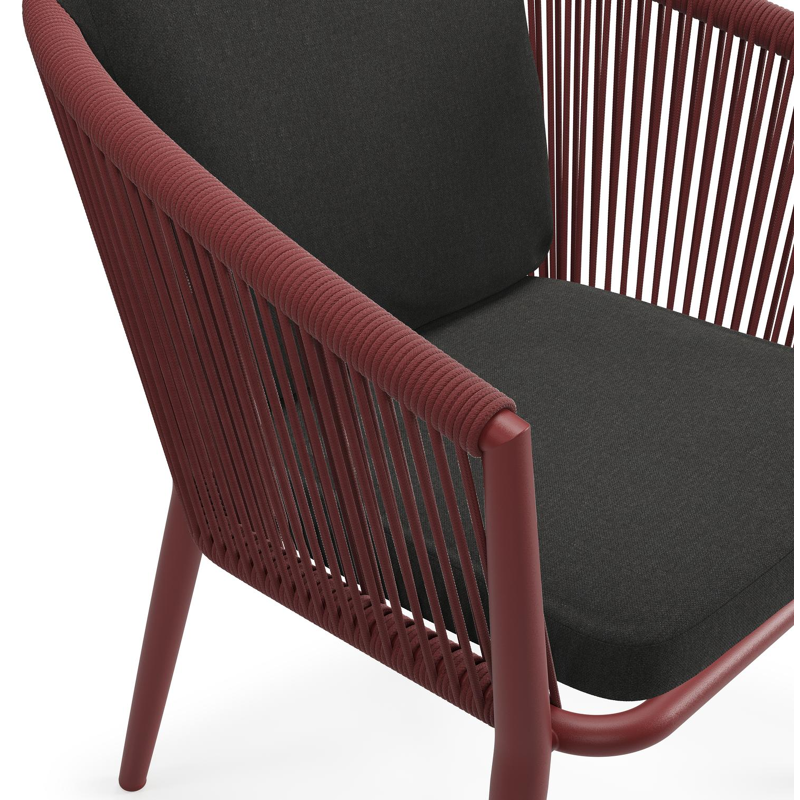 Orso tuinstoel in ruby aluminium en ruby verticaal geweven ronde rope met luxe zitkussen in All Weather Sunbrella® Luxe Natte Sooty