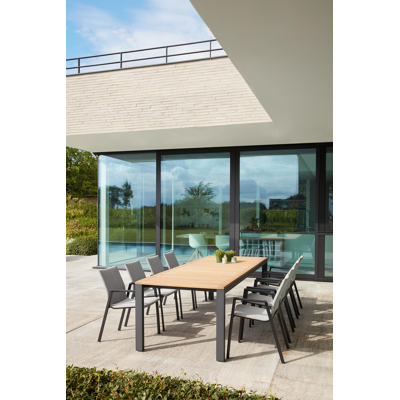 Ensemble de jardin Trente en aluminium noir avec plateau de table en teck Naturel et 8 chaises de jardin empilables Madura