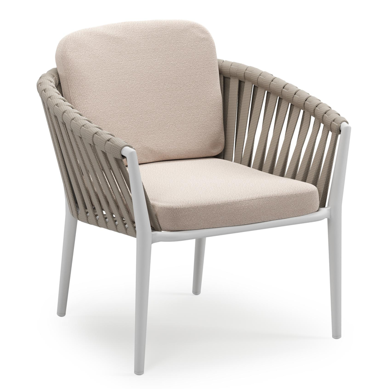 Orso low dining tuinstoel in wit aluminium en beige verticaal geweven luxe vlakke brede rope met stoelkussen in All Weather Sunbrella® Luxe Wander Pilat