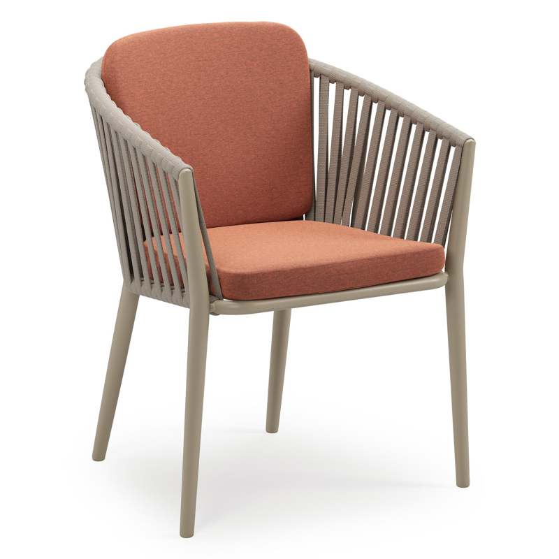 Chaise de jardin empilable Orso en aluminium beige et corde large plate de luxe tissée verticalement beige avec coussin en All Weather Sunbrella® Luxe Heritage Rust