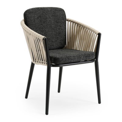 Chaise de jardin Orso en aluminium noir et corde plate tissée verticalement beige avec coussin en chartres sooty all weather sunbrella® luxe