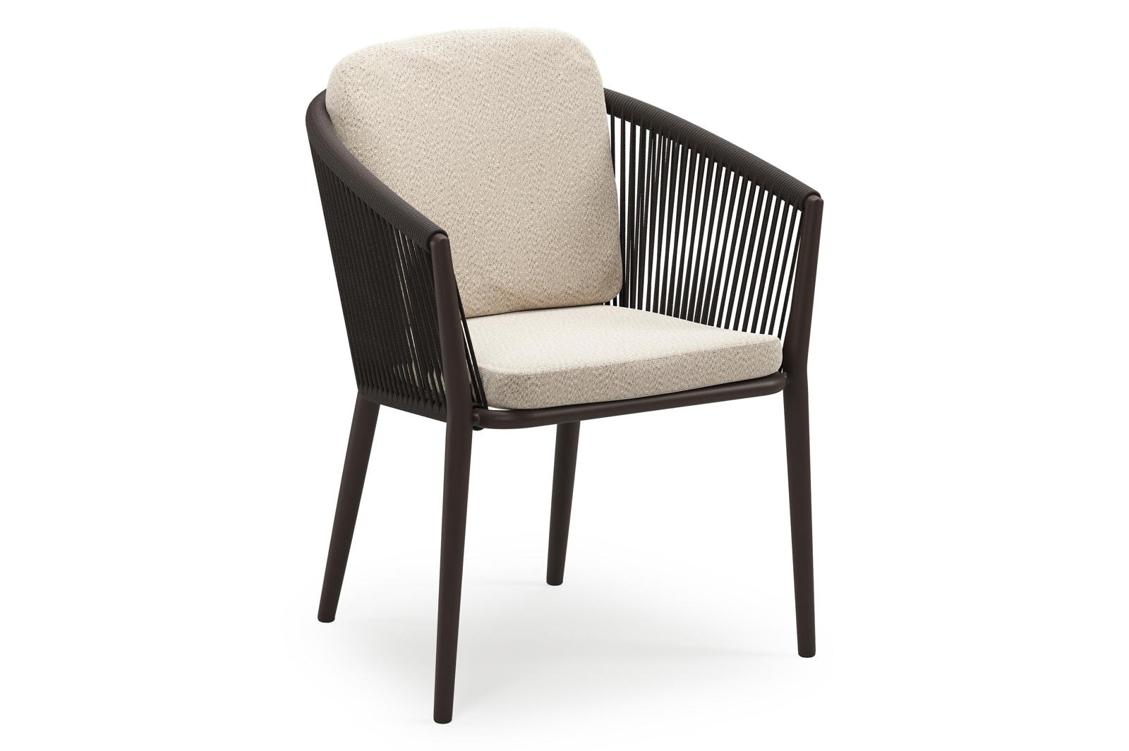 Orso stapelbare tuinstoel in donkerbruin aluminium en donkerbruin verticaal geweven ronde rope met stoelkussen in All Weather Sunbrella® Luxe Lopi Sand