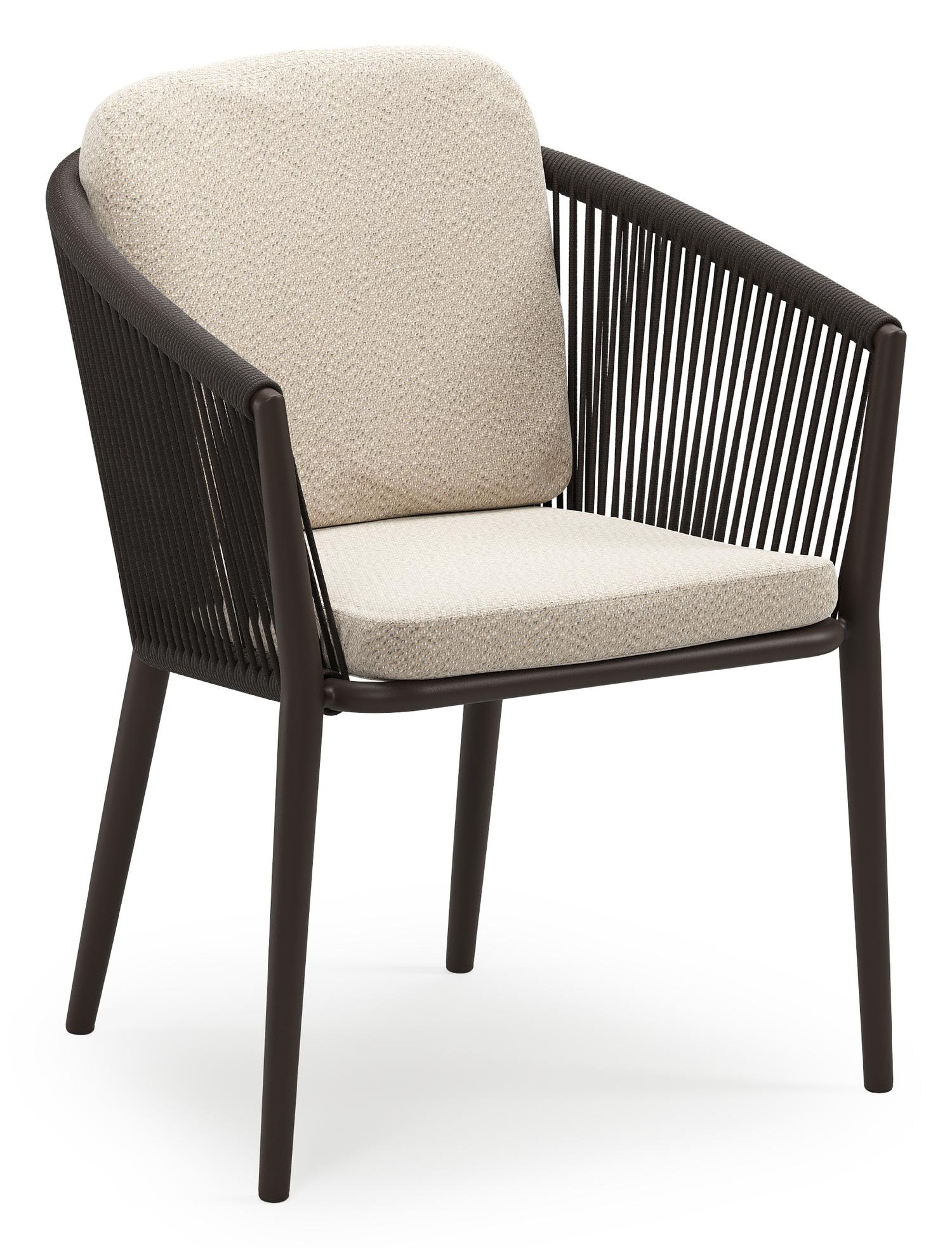 Chaise de jardin empilable Orso en aluminium brun foncé et corde ronde tissée verticalement brun foncé avec coussin en All Weather Sunbrella® Luxe Lopi Sand