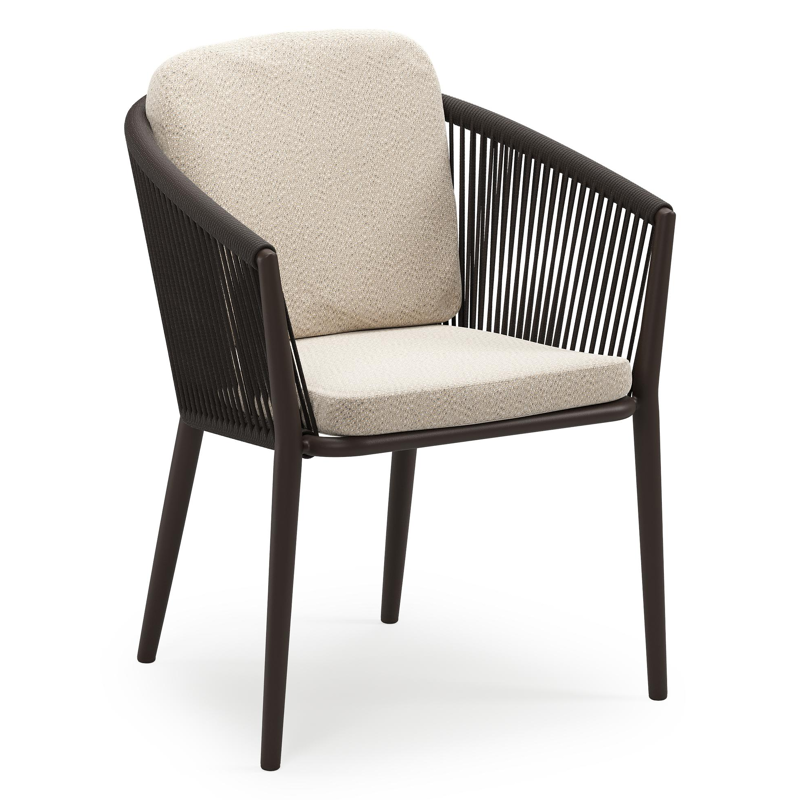 Orso stapelbare tuinstoel in donkerbruin aluminium en donkerbruin verticaal geweven ronde rope met stoelkussen in All Weather Sunbrella® Luxe Lopi Sand