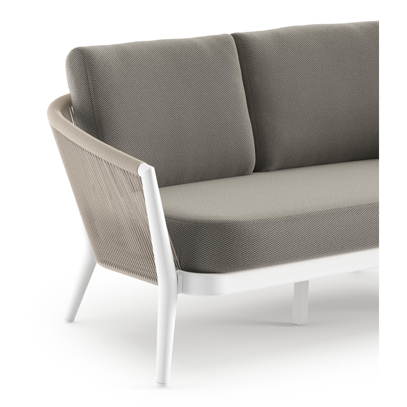 Orso loungebank in wit aluminium en beige verticaal geweven ronde rope met Lopi Charcoal all weather sunbrella® luxe kussen