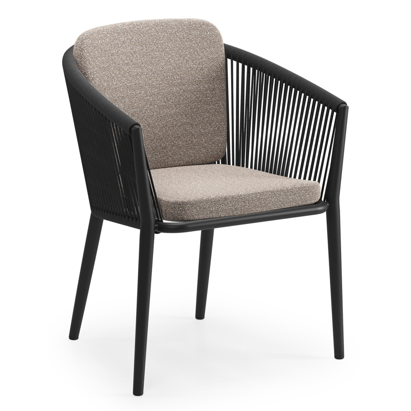 Orso tuinstoel in zwart aluminium en zwart verticaal geweven ronde rope met zitkussen in All Weather Sunbrella® Luxe Wander Manioc