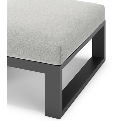 Verato poef in zwart aluminium met savane nimbus all weather sunbrella® luxe kussen