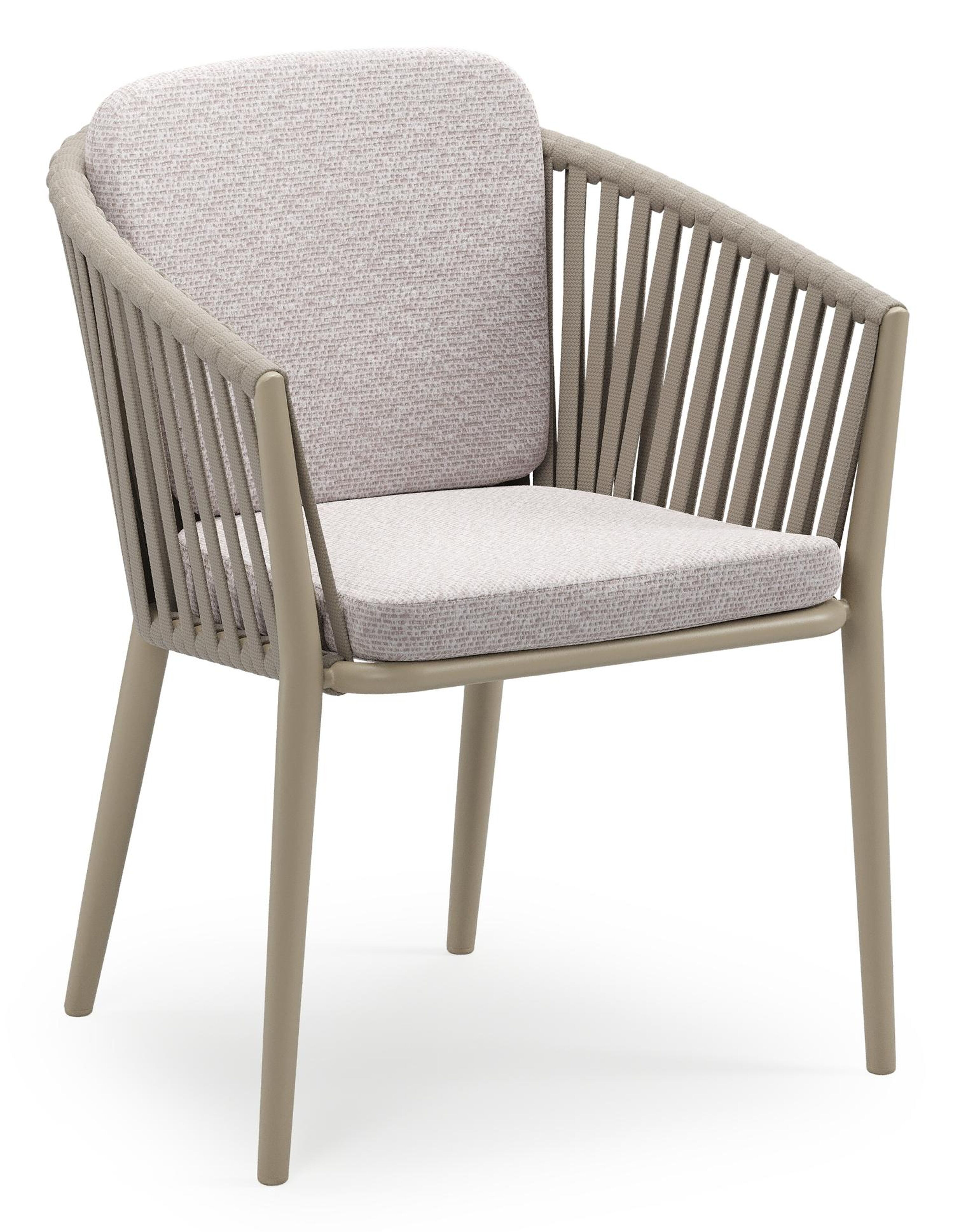 Orso stapelbare tuinstoel in beige aluminium en beige verticaal geweven luxe vlakke brede rope met stoelkussen in All Weather Sunbrella® Luxe Wander Gobi