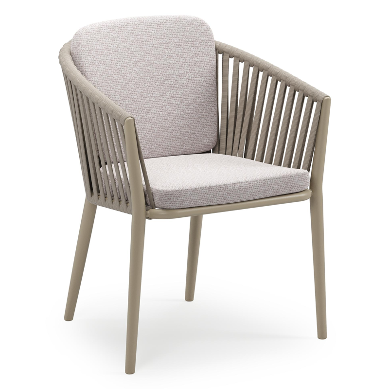 Orso stapelbare tuinstoel in beige aluminium en beige verticaal geweven luxe vlakke brede rope met stoelkussen in All Weather Sunbrella® Luxe Wander Gobi