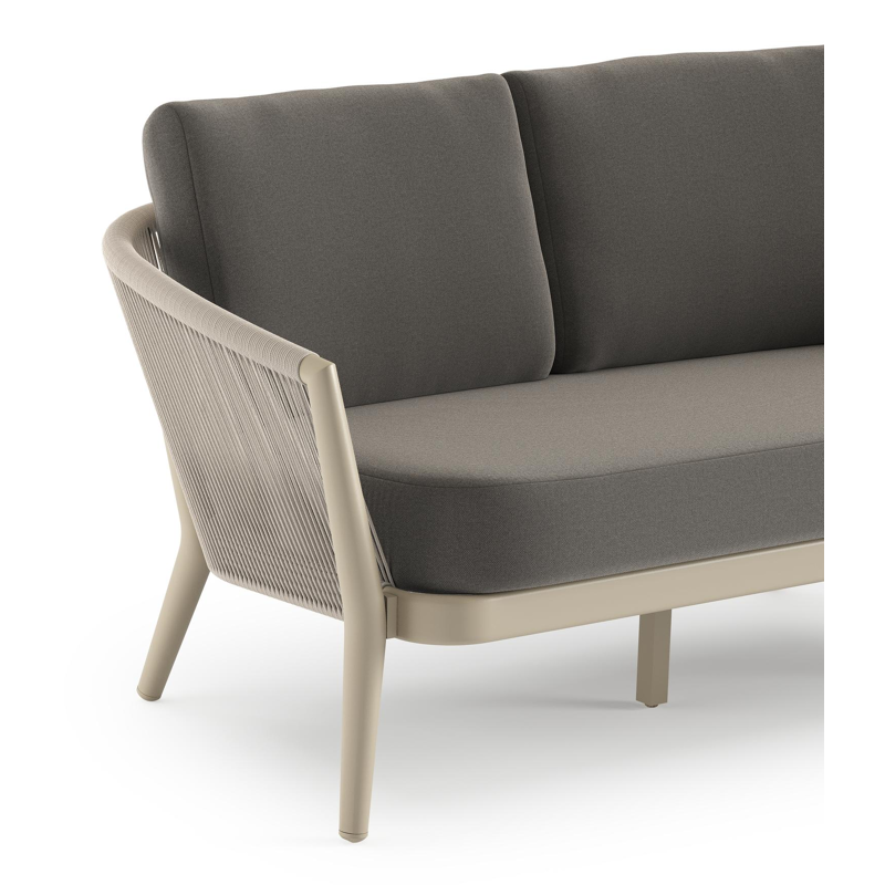 Orso loungebank in beige aluminium en beige verticaal geweven ronde rope met Natte Dark Taupe all weather sunbrella® luxe kussen