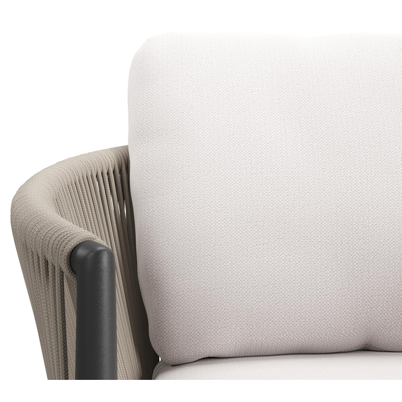 Organo tuinstoel in zwart aluminium en zwart verticaal geweven ronde rope met stoelkussen in All Weather Sunbrella® Luxe Savane Whisper