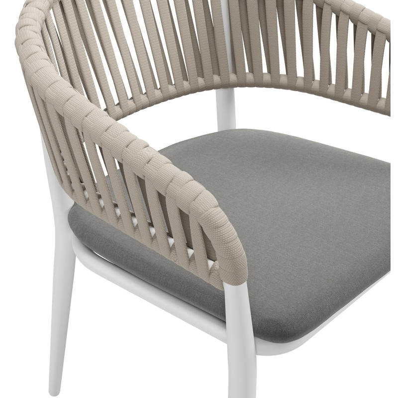 Tolfa stapelbare tuinstoel in wit aluminium en beige verticaal geweven luxe vlakke brede rope met stoelkussen in All Weather Sunbrella® Luxe Natte Charcoal Chine