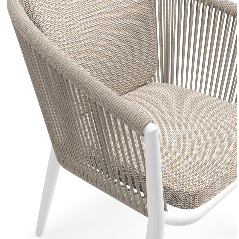 Orso tuinstoel in wit aluminium en beige verticaal geweven ronde rope met zitkussen in All Weather Sunbrella® Luxe Lopi Fossil