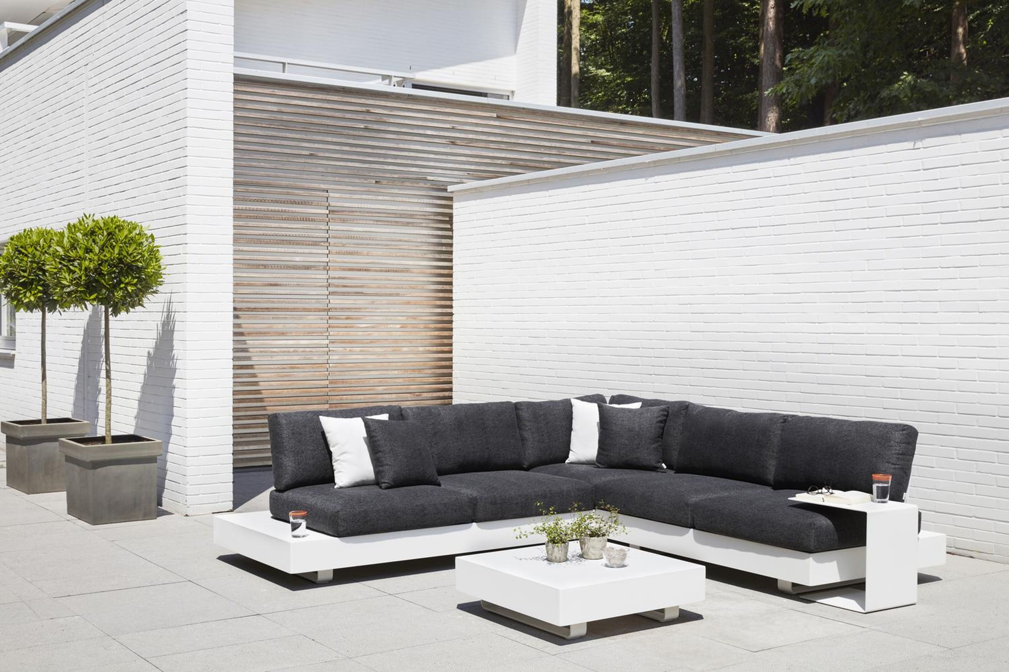 Tufo lounge poef in wit aluminium