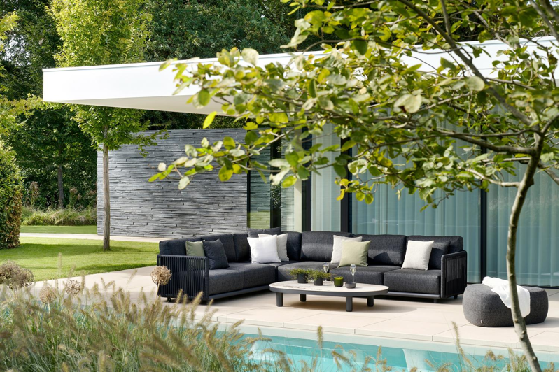 Organo loungehoek in zwart aluminium en zwart verticaal geweven luxe vlakke rope met chartres sooty all weather sunbrella® luxe kussens