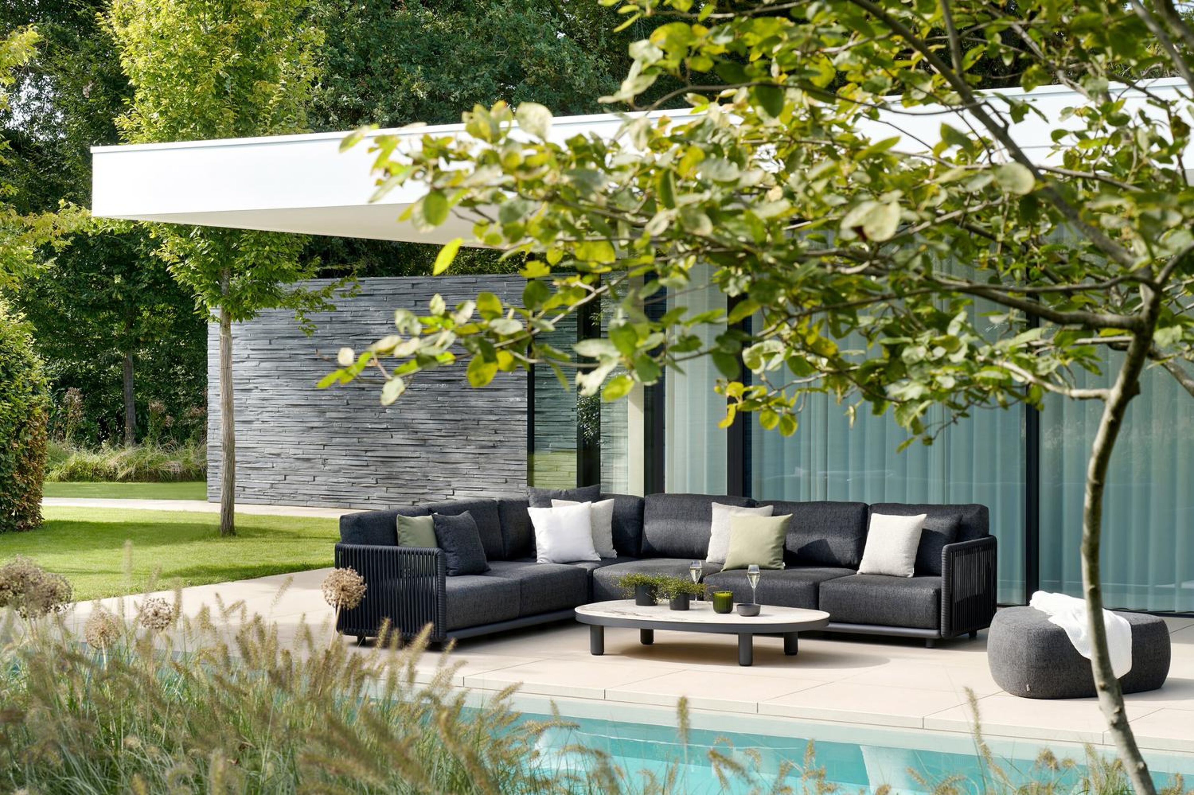 Organo loungehoek in zwart aluminium en zwart verticaal geweven luxe vlakke rope met chartres sooty all weather sunbrella® luxe kussens