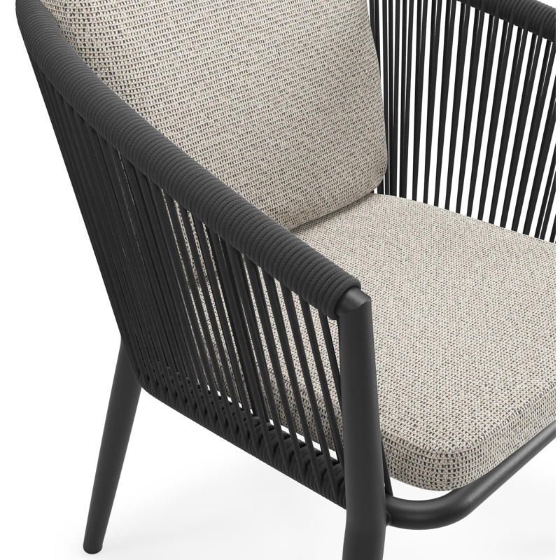 Orso tuinstoel in zwart aluminium en zwart verticaal geweven ronde rope met luxe zitkussen in All Weather Solica Firenze Sand