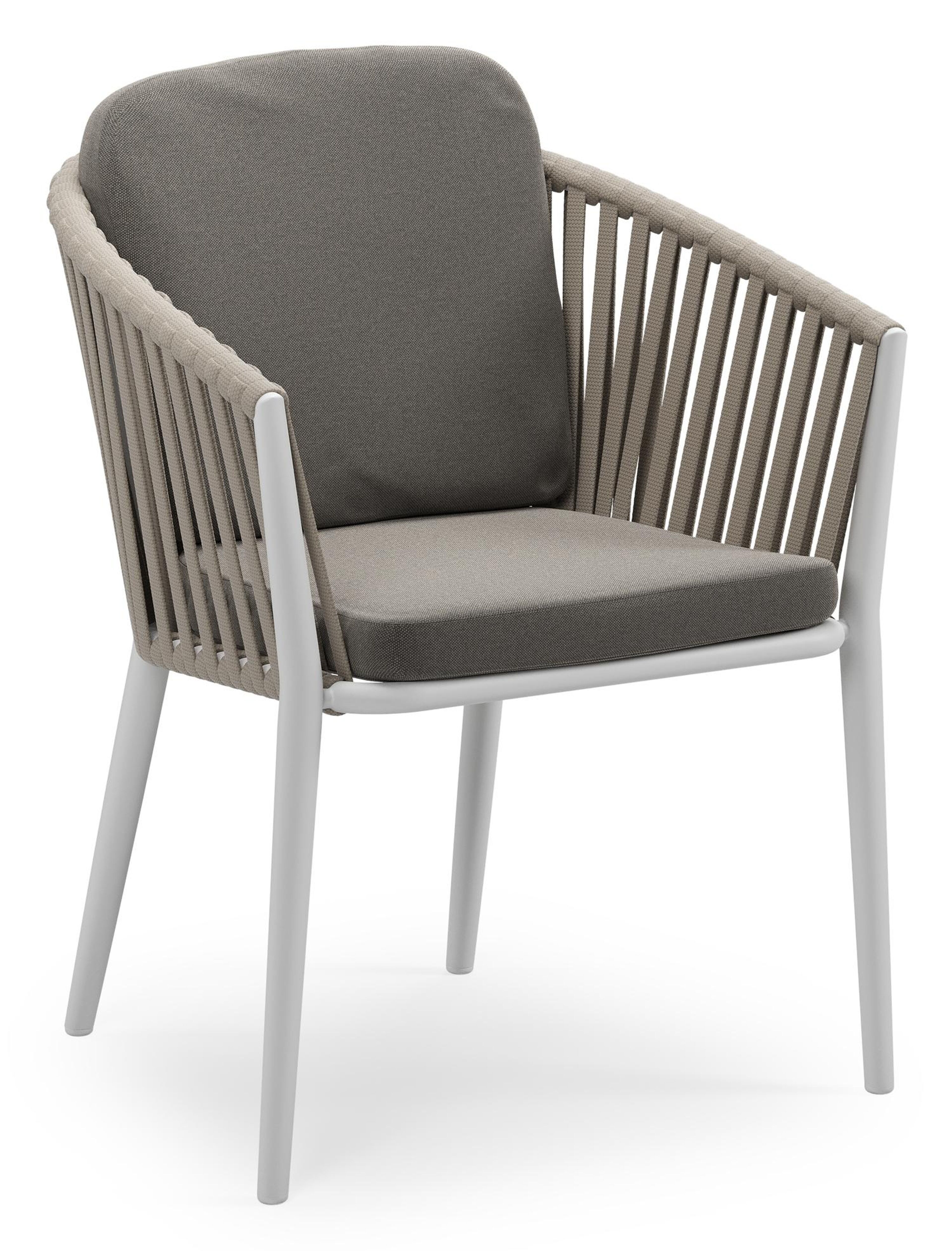 Orso stapelbare tuinstoel in wit aluminium en beige verticaal geweven luxe vlakke brede rope met stoelkussen in All Weather Sunbrella® Luxe Natte Dark Taupe
