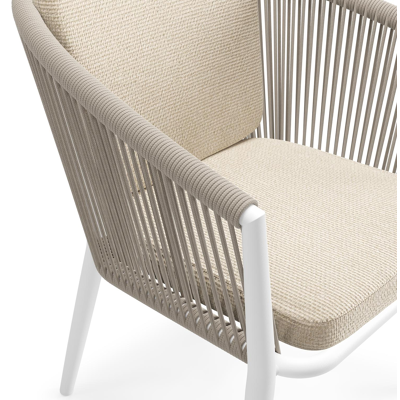 Orso tuinstoel in wit aluminium en beige verticaal geweven ronde rope met zitkussen in All Weather Cosytica Althea Chalk