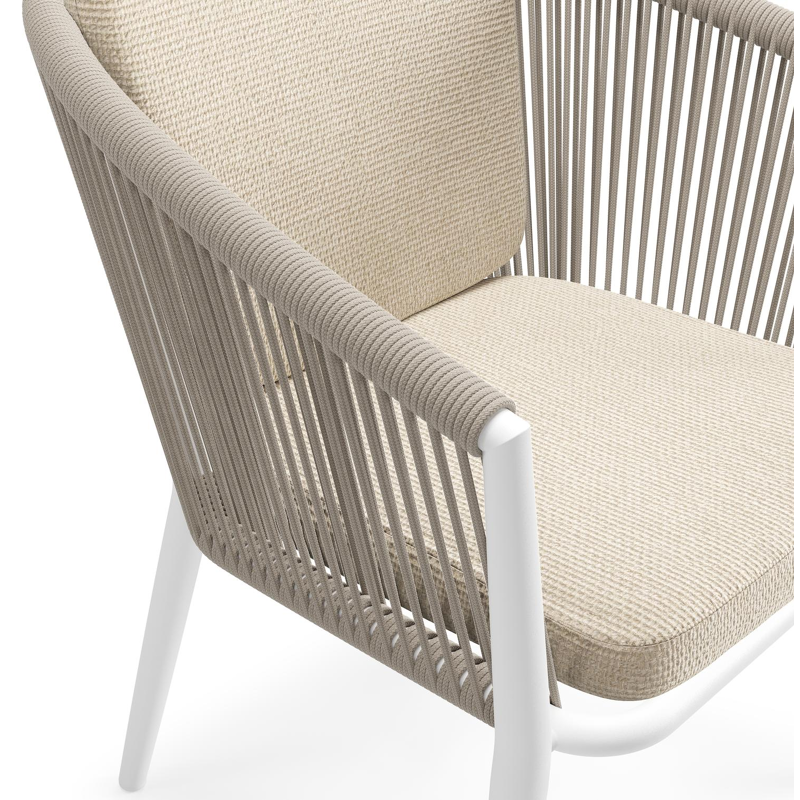 Orso tuinstoel in wit aluminium en beige verticaal geweven ronde rope met zitkussen in All Weather Cosytica Althea Chalk