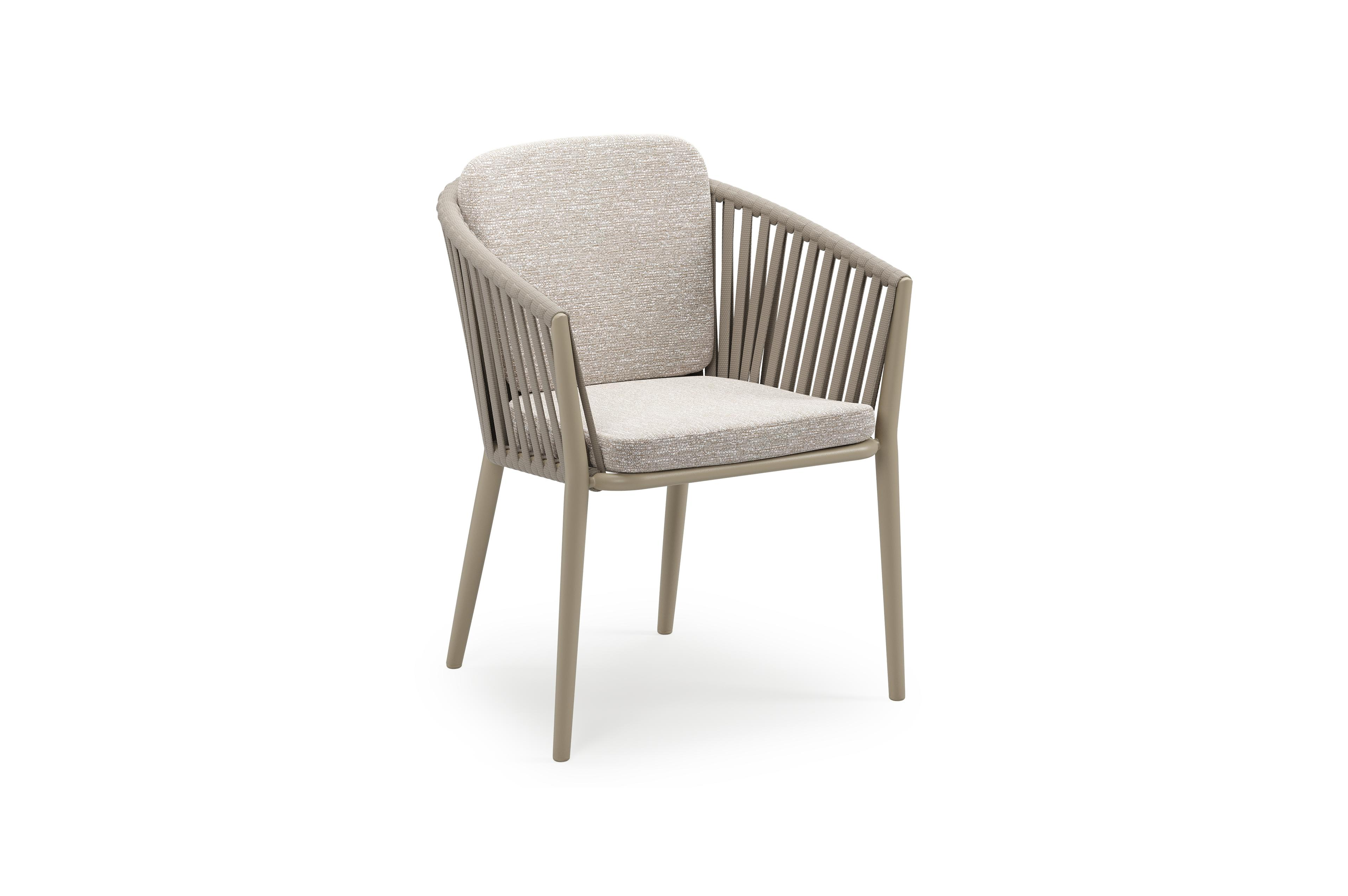 Orso stapelbare tuinstoel in beige aluminium en beige verticaal geweven luxe vlakke brede rope met stoelkussen in All Weather Sunbrella® Luxe Tundra Sand