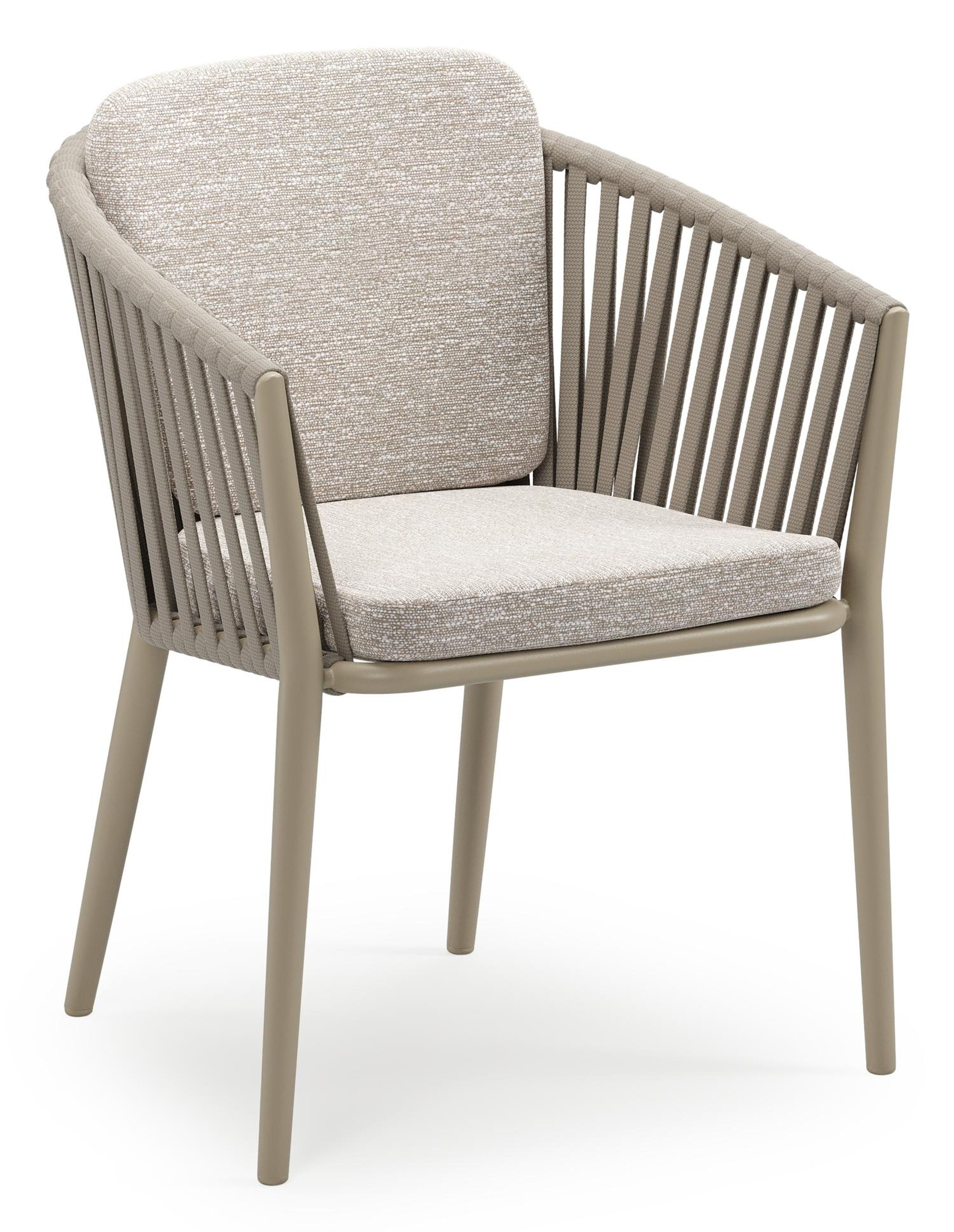 Orso stapelbare tuinstoel in beige aluminium en beige verticaal geweven luxe vlakke brede rope met stoelkussen in All Weather Sunbrella® Luxe Tundra Sand