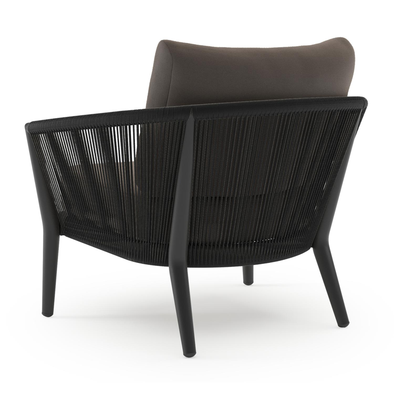 Orso loungestoel in zwart aluminium en zwart verticaal geweven ronde rope met Natte Nature Grey all weather sunbrella® luxe kussen