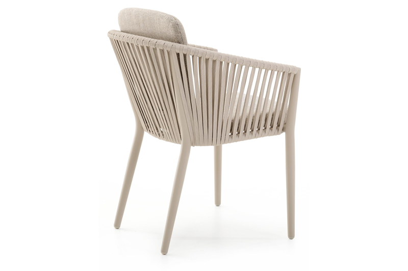 Orso tuinstoel in beige aluminium en beige verticaal geweven vlakke rope met Chartres Pewter All Weather Sunbrella® Luxe kussen