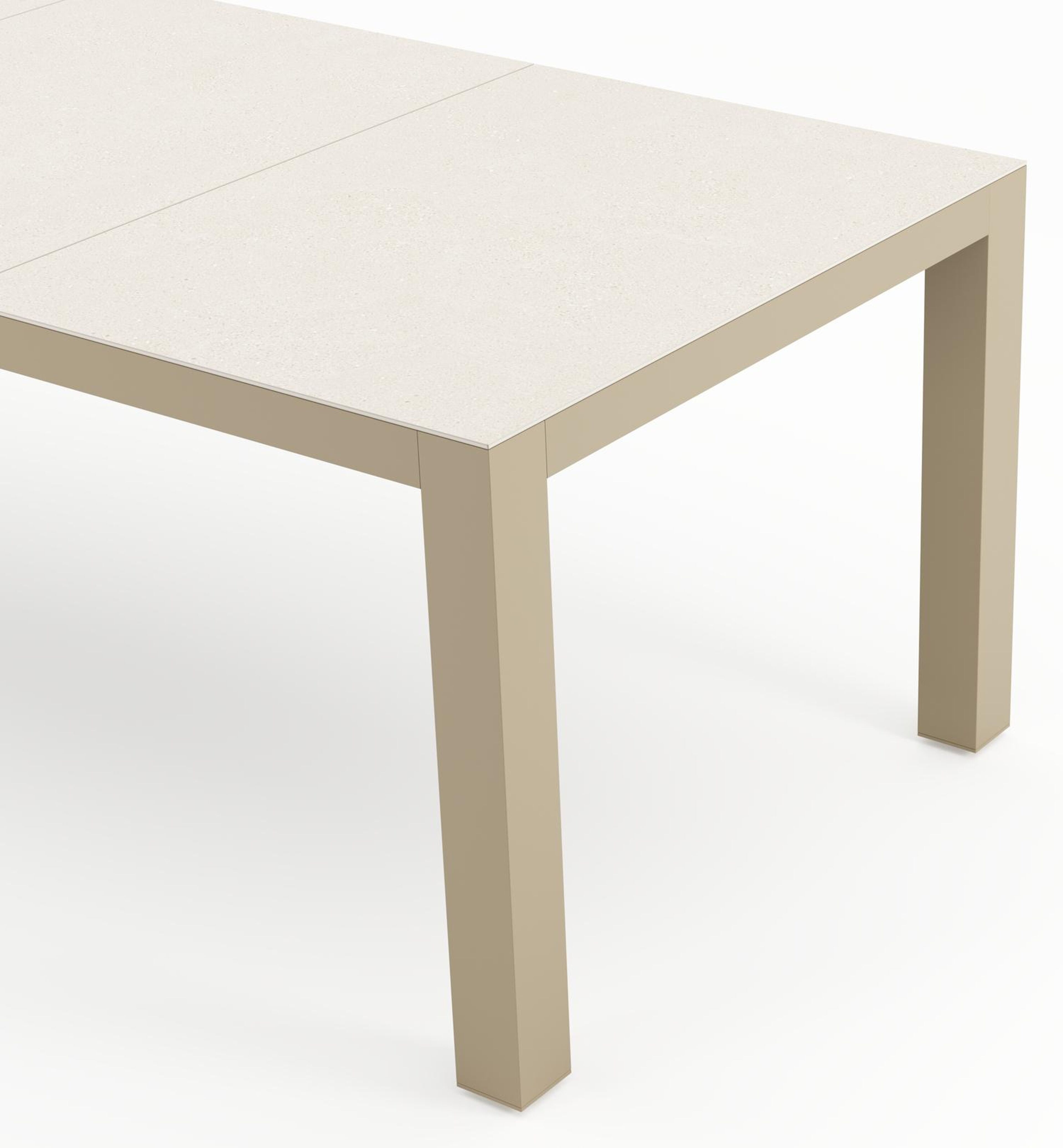Calzo tuinset in beige aluminium en beige sintered stone met 6 stapelbare Melo tuinstoelen