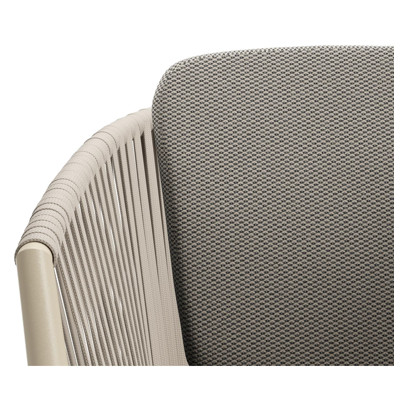 Chaise de jardin Orso en aluminium beige et corde plate tissée verticalement beige avec coussin en All Weather Sunbrella® Luxe Lopi Charcoal