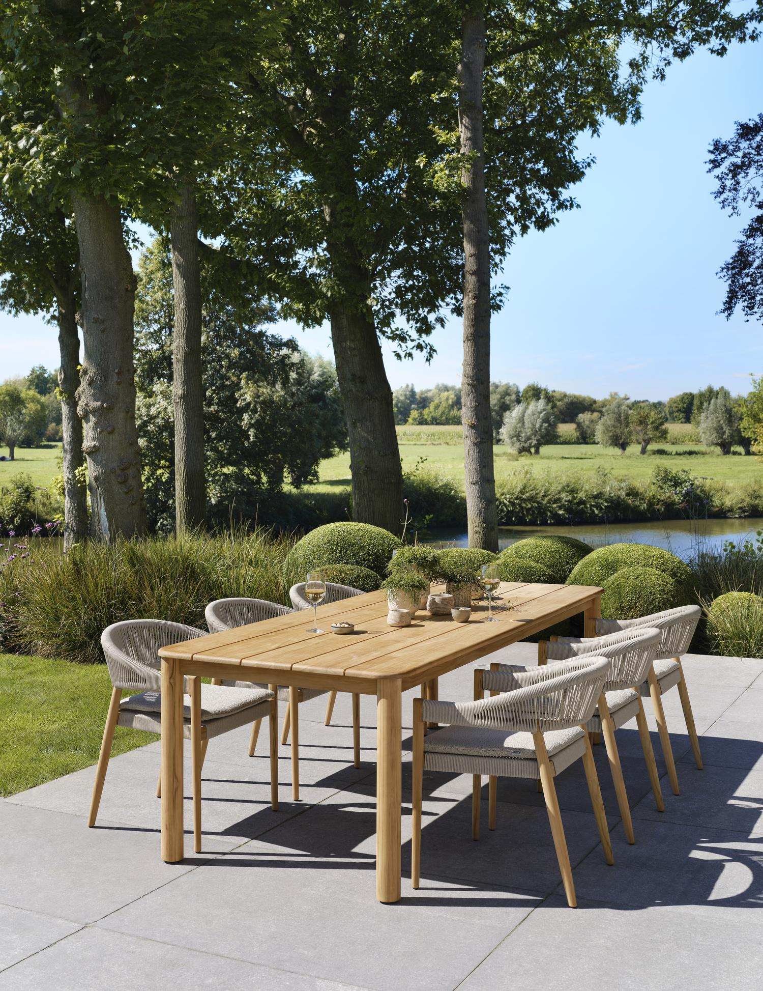 Tribola tuinstoel in teak en beige verticaal geweven ronde rope 