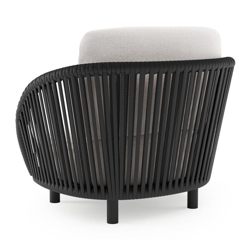 Lupino loungestoel in zwart aluminium en zwart verticaal geweven luxe vlakke brede rope met ego eggshell all weather solica kussen