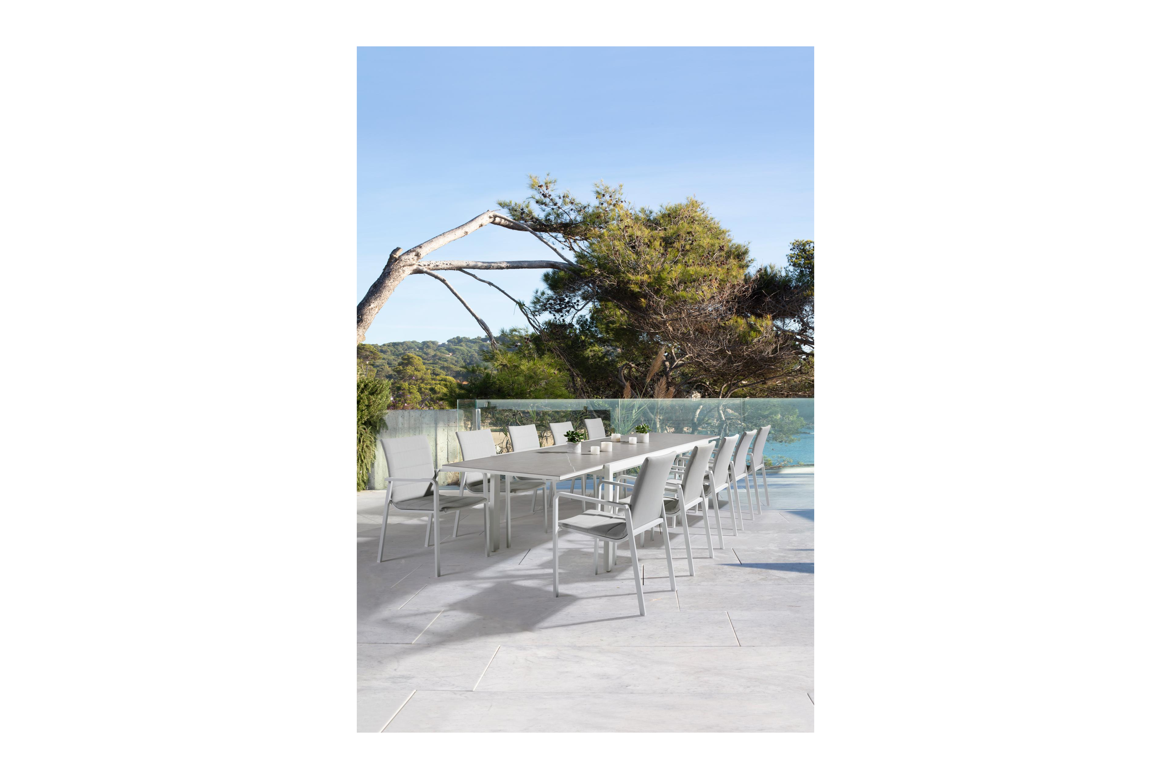 Como stapelbare tuinstoel in wit aluminium en beige luxe textilene