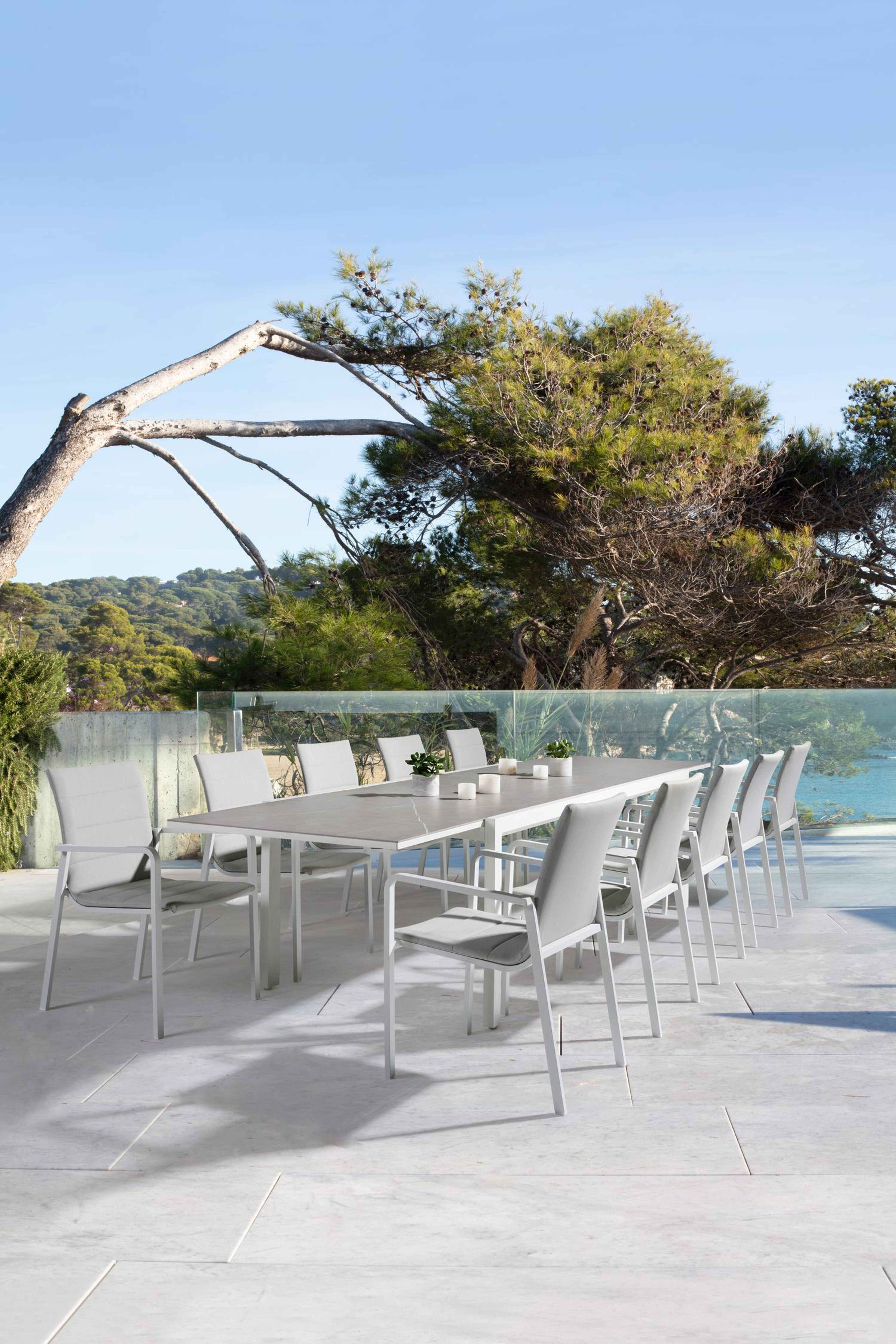 Como stapelbare tuinstoel in wit aluminium en beige luxe textilene