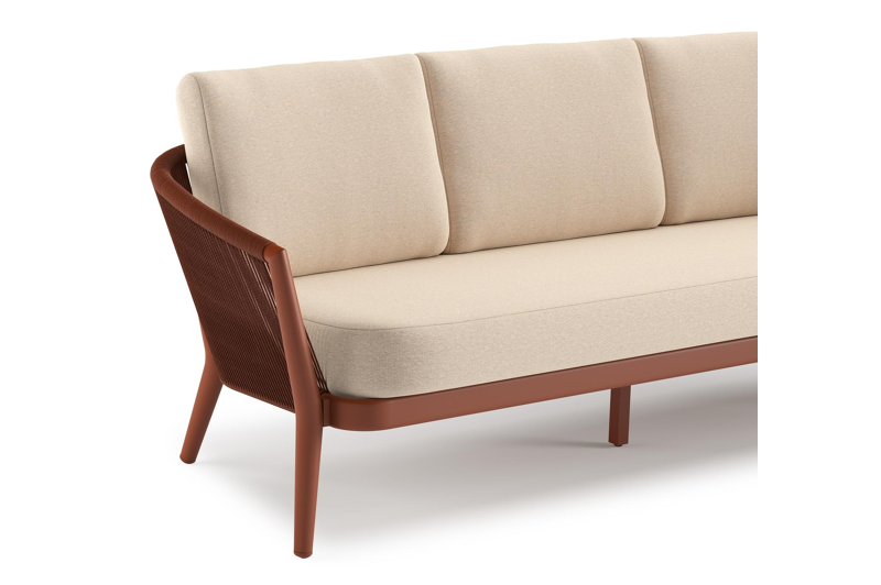 Orso loungebank in roestbruin aluminium en roestbruin verticaal geweven ronde rope met Heritage Papyrus all weather sunbrella® luxe kussen