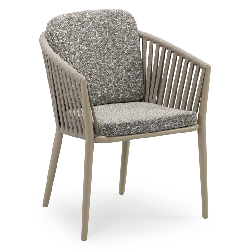 Orso stapelbare tuinstoel in beige aluminium en beige verticaal geweven luxe vlakke brede rope met stoelkussen in All Weather Sunbrella® Luxe Tundra Pepper