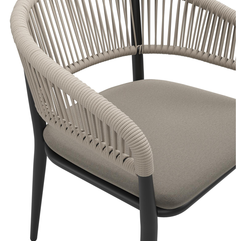 Tolfa stapelbare tuinstoel in zwart aluminium en beige verticaal geweven ronde rope met stoelkussen in All Weather Sunbrella® Luxe Natte Carbon Beige