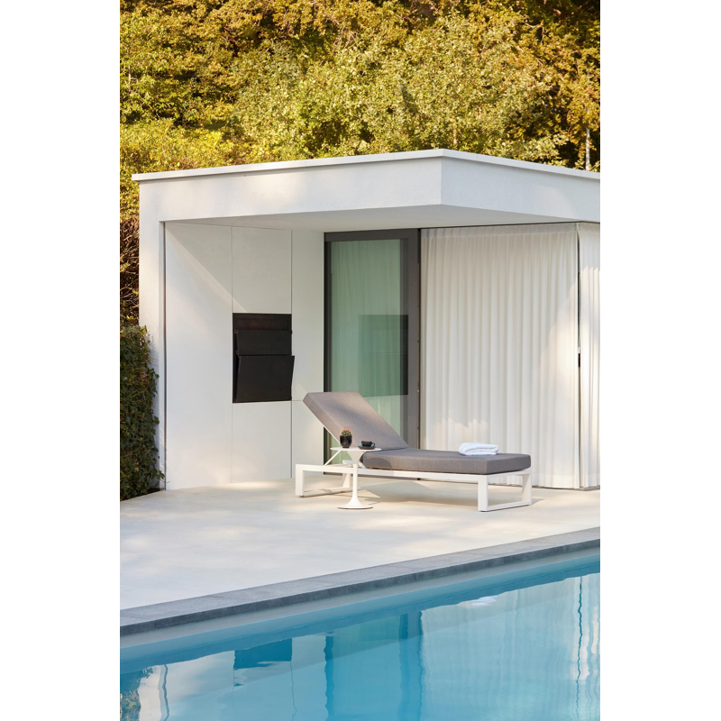Set van 2 verstelbare Verato ligbedden in wit aluminium met wit aluminium bijzettafel