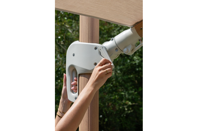 Parasol pendant Rufina avec fonction tilt en aspect de bois avec toile de parasol en all weather sunbrella® premium beige - Lg.1 300 x Lg.2 300 cm (avec pied de parasol)