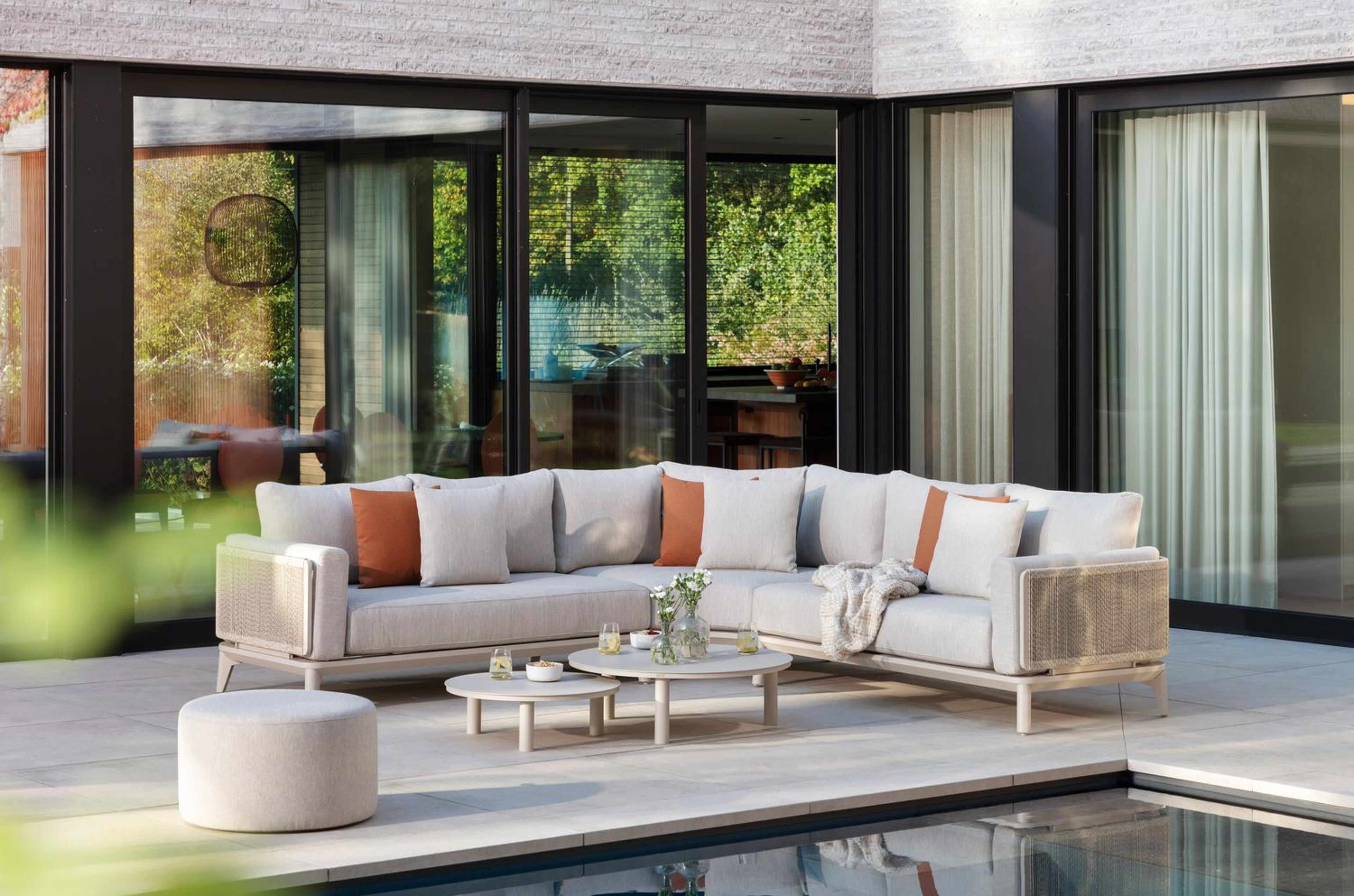 Lindo loungetafel in beige aluminium en sintered stone crema minerale