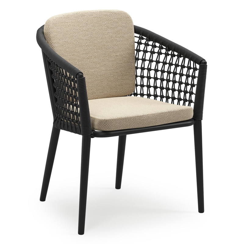 Orso stapelbare tuinstoel in zwart aluminium en zwart visnet geweven ronde rope met stoelkussen in All Weather Cosytica Althea Camel