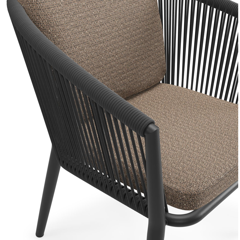 Orso tuinstoel in zwart aluminium en zwart verticaal geweven ronde rope met luxe zitkussen in All Weather Solica Firenze Bamboe