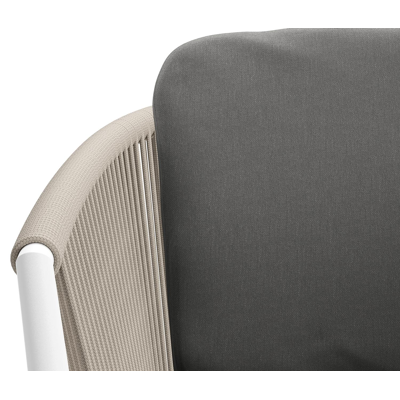 Orso tuinstoel in wit aluminium en beige verticaal geweven ronde rope met luxe zitkussen in All Weather Sunbrella® Luxe Natte Charcoal Chine