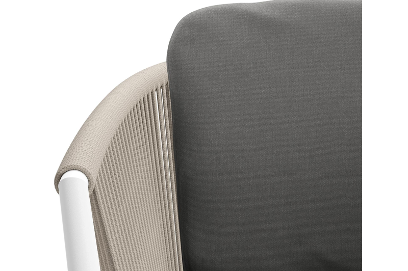 Orso tuinstoel in wit aluminium en beige verticaal geweven ronde rope met luxe zitkussen in All Weather Sunbrella® Luxe Natte Charcoal Chine