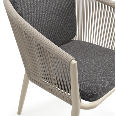 Orso tuinstoel in beige aluminium en beige verticaal geweven ronde rope met zitkussen in All Weather Solica Firenze Tunder