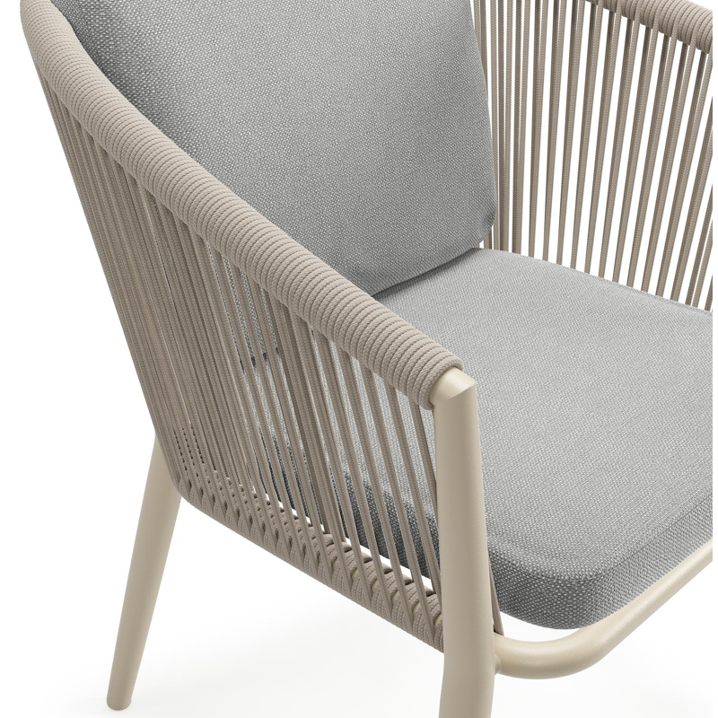 Orso tuinstoel in beige aluminium en beige verticaal geweven ronde rope met luxe zitkussen in All Weather Sunbrella® Luxe Savane Grey