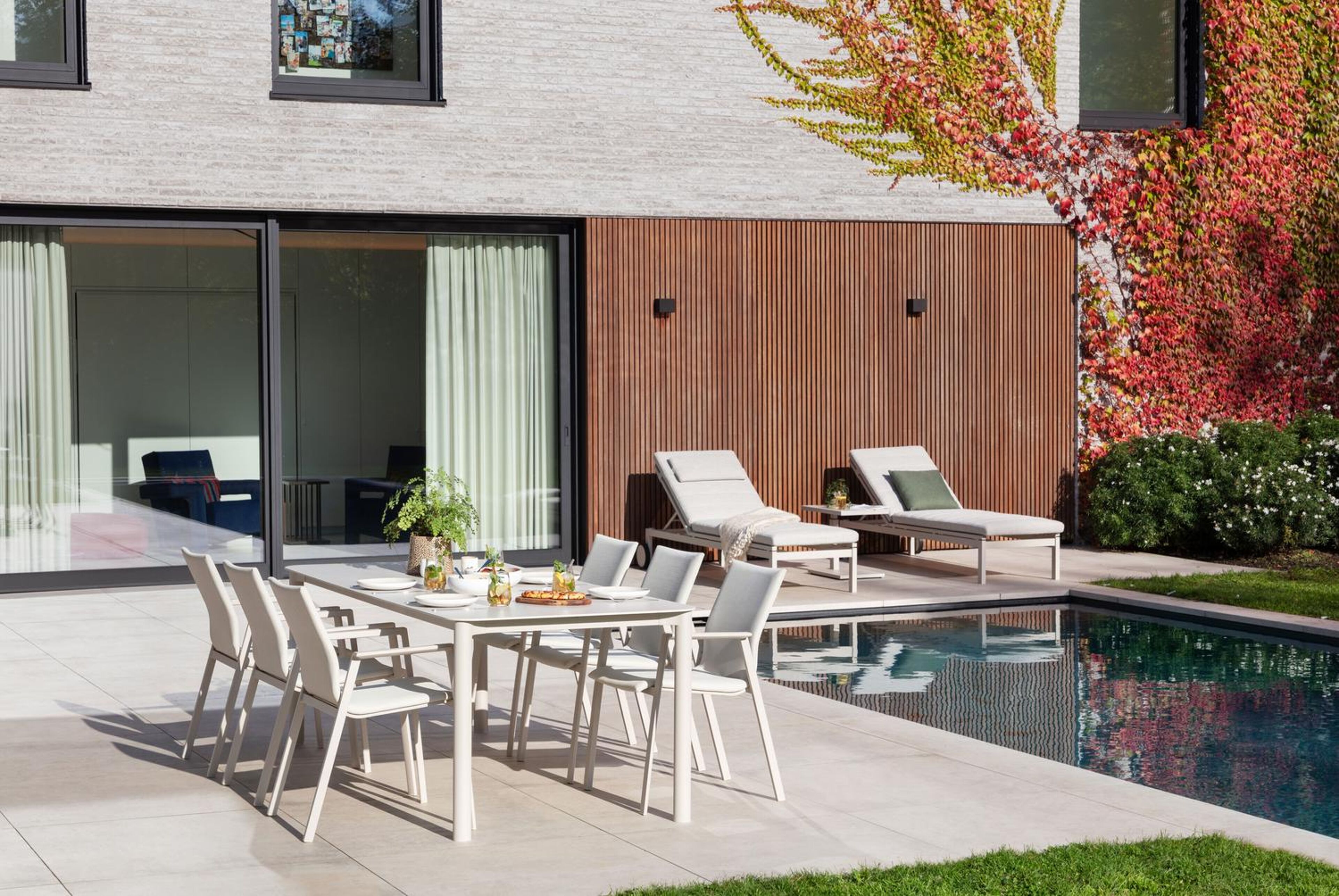 Livo tuinset in beige aluminium en crema minerale sintered stone met 6 stapelbare Madura tuinstoelen