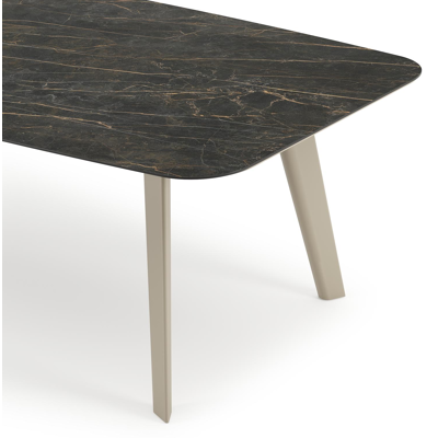 Table de jardin Lacrima forme de bateau en aluminium beige et céramique pleine Black Obsession - Lg. 255 x Lrg. 115 x Haut. 74 cm