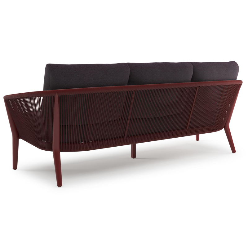 Orso loungebank in ruby aluminium en ruby verticaal geweven ronde rope met Tundra Red all weather sunbrella® luxe kussen